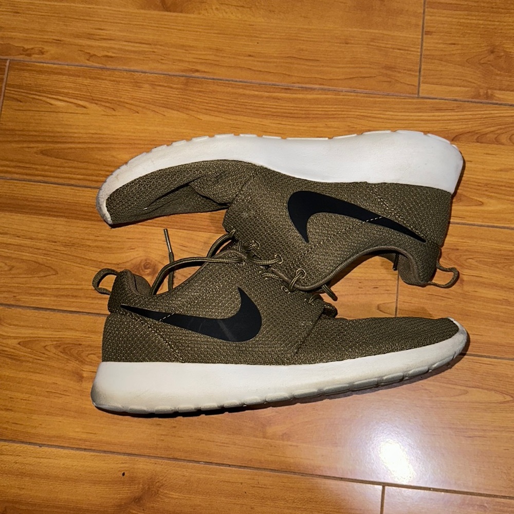 Nike Roshe iguana olive green size 8